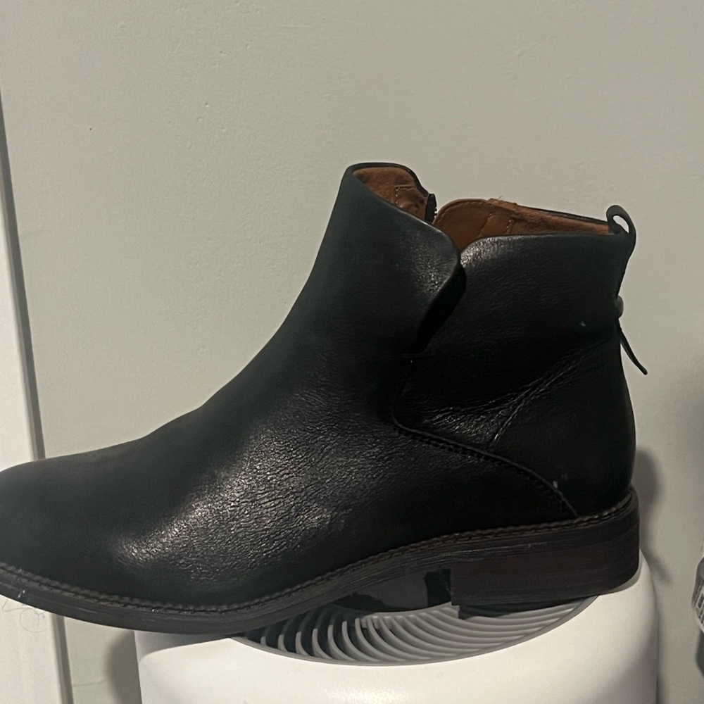 Franco Sarto Black Chukka Boots Sleek Leather Design